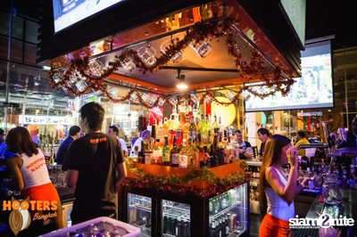 Friday Night at Hooters Bangkok, Sukhumvit Soi 15 — photo 32