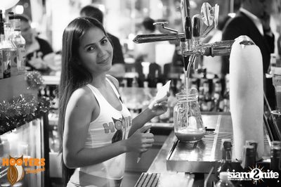 Friday Night at Hooters Bangkok, Sukhumvit Soi 15 — photo 33