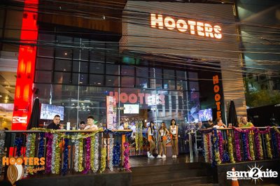 Friday Night at Hooters Bangkok, Sukhumvit Soi 15 — photo 34