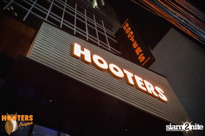 Friday Night at Hooters Bangkok, Sukhumvit Soi 15 — photo 35