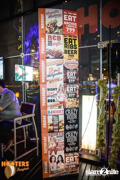Friday Night at Hooters Bangkok, Sukhumvit Soi 15 — photo 36