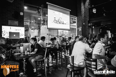Friday Night at Hooters Bangkok, Sukhumvit Soi 15 — photo 37