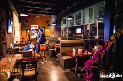 Friday Night at Hooters Bangkok, Sukhumvit Soi 15 — photo 38