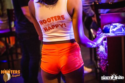Friday Night at Hooters Bangkok, Sukhumvit Soi 15 — photo 40