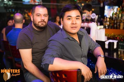 Friday Night at Hooters Bangkok, Sukhumvit Soi 15 — photo 42