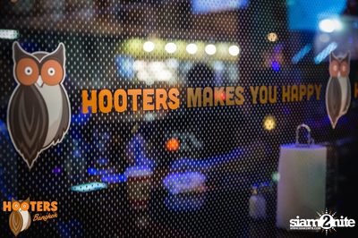 Friday Night at Hooters Bangkok, Sukhumvit Soi 15 — photo 43
