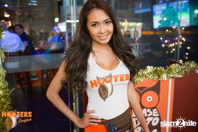 Friday Night at Hooters Bangkok, Sukhumvit Soi 15 — photo 44