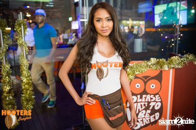 Friday Night at Hooters Bangkok, Sukhumvit Soi 15 — photo 45