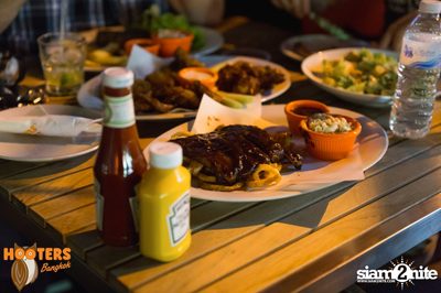Friday Night at Hooters Bangkok, Sukhumvit Soi 15 — photo 46