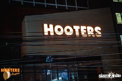Friday Night at Hooters Bangkok, Sukhumvit Soi 15 — photo 47
