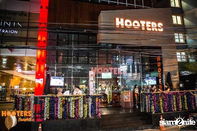 Friday Night at Hooters Bangkok, Sukhumvit Soi 15 — photo 48