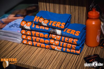 Friday Night at Hooters Bangkok, Sukhumvit Soi 15 — photo 49