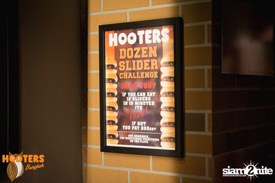 Friday Night at Hooters Bangkok, Sukhumvit Soi 15 — photo 50