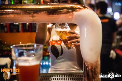 Friday Night at Hooters Bangkok, Sukhumvit Soi 15 — photo 52
