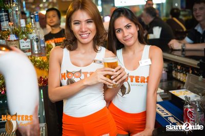 Friday Night at Hooters Bangkok, Sukhumvit Soi 15 — photo 53