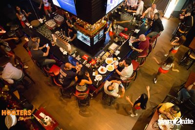 Friday Night at Hooters Bangkok, Sukhumvit Soi 15 — photo 56