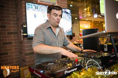 Friday Night at Hooters Bangkok, Sukhumvit Soi 15 — photo 59