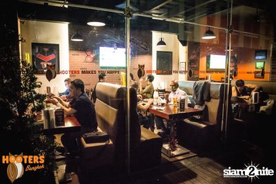 Friday Night at Hooters Bangkok, Sukhumvit Soi 15 — photo 62