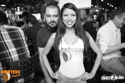 Friday Night at Hooters Bangkok, Sukhumvit Soi 15 — photo 63