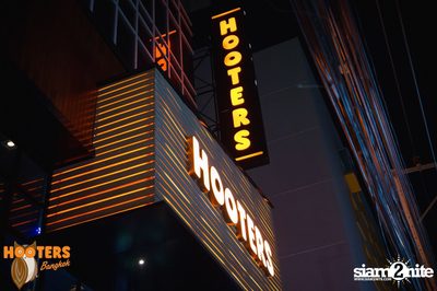 Friday Night at Hooters Bangkok, Sukhumvit Soi 15 — photo 65