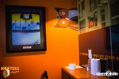 Friday Night at Hooters Bangkok, Sukhumvit Soi 15 — photo 66
