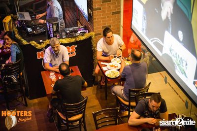 Friday Night at Hooters Bangkok, Sukhumvit Soi 15 — photo 67