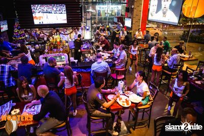 Friday Night at Hooters Bangkok, Sukhumvit Soi 15 — photo 70