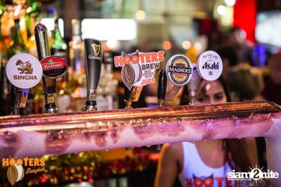 Friday Night at Hooters Bangkok, Sukhumvit Soi 15 — photo 75