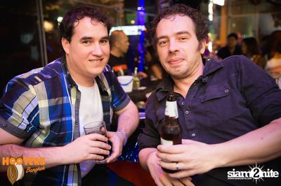 Friday Night at Hooters Bangkok, Sukhumvit Soi 15 — photo 76