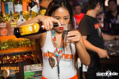 Friday Night at Hooters Bangkok, Sukhumvit Soi 15 — photo 78