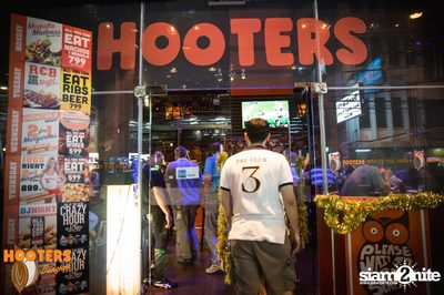 Friday Night at Hooters Bangkok, Sukhumvit Soi 15 — photo 81
