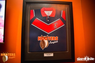 Friday Night at Hooters Bangkok, Sukhumvit Soi 15 — photo 84