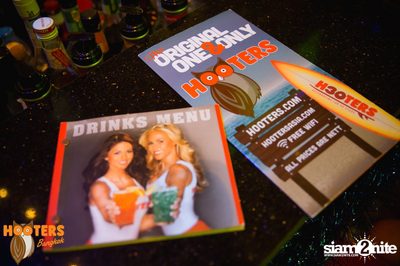 Friday Night at Hooters Bangkok, Sukhumvit Soi 15 — photo 87