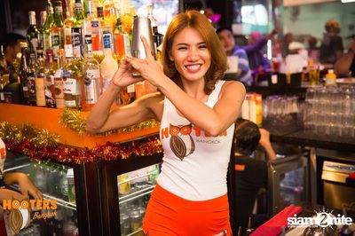 Friday Night at Hooters Bangkok, Sukhumvit Soi 15 — photo 88