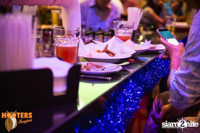 Friday Night at Hooters Bangkok, Sukhumvit Soi 15 — photo 89