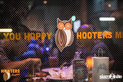 Friday Night at Hooters Bangkok, Sukhumvit Soi 15 — photo 93