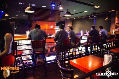 Friday Night at Hooters Bangkok, Sukhumvit Soi 15 — photo 94