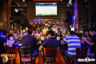 Friday Night at Hooters Bangkok, Sukhumvit Soi 15 — photo 96