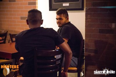 Friday Night at Hooters Bangkok, Sukhumvit Soi 15 — photo 97