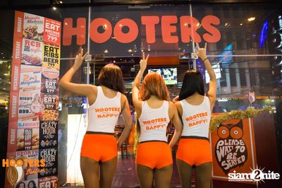 Friday Night at Hooters Bangkok, Sukhumvit Soi 15 — photo 100