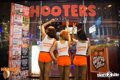 Friday Night at Hooters Bangkok, Sukhumvit Soi 15 — photo 101
