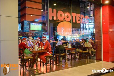 Saturday Night at Hooters Bangkok, Sukhumvit Soi 15 — photo 1