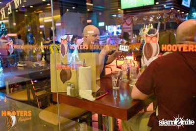 Saturday Night at Hooters Bangkok, Sukhumvit Soi 15 — photo 2