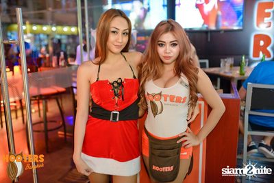 Saturday Night at Hooters Bangkok, Sukhumvit Soi 15 — photo 3