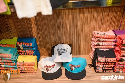 Saturday Night at Hooters Bangkok, Sukhumvit Soi 15 — photo 7