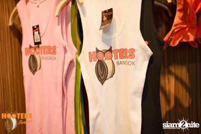 Saturday Night at Hooters Bangkok, Sukhumvit Soi 15 — photo 8