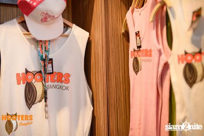 Saturday Night at Hooters Bangkok, Sukhumvit Soi 15 — photo 9