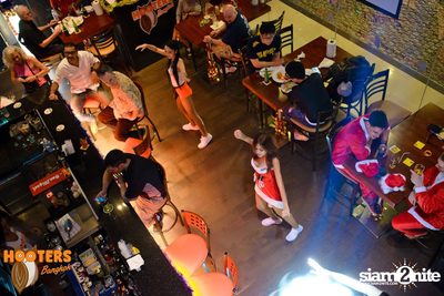 Saturday Night at Hooters Bangkok, Sukhumvit Soi 15 — photo 15