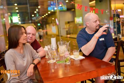 Saturday Night at Hooters Bangkok, Sukhumvit Soi 15 — photo 19