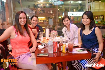 Saturday Night at Hooters Bangkok, Sukhumvit Soi 15 — photo 25